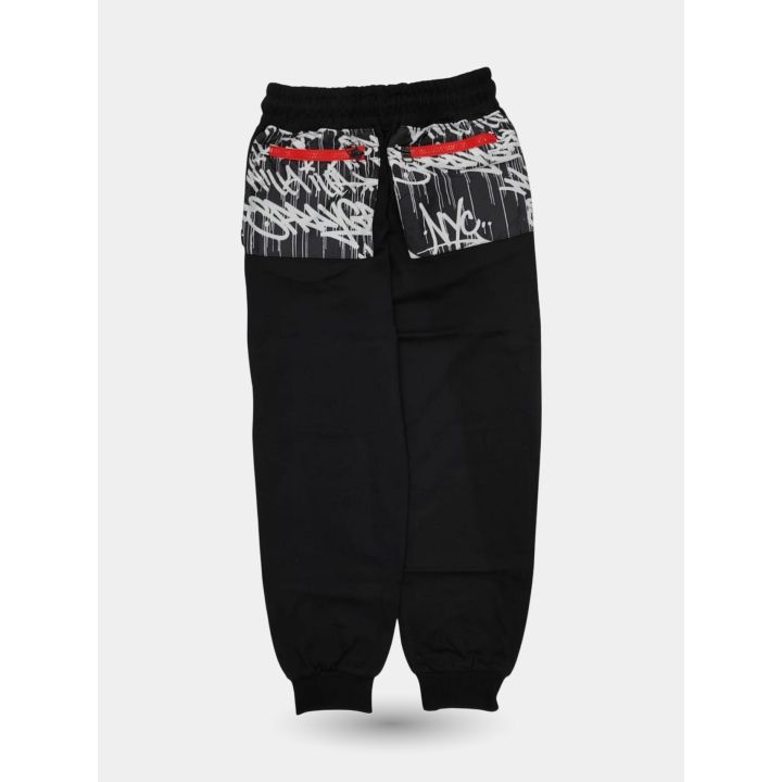 Retro del pantalone tuta nero con due tasche a graffiti e zip rosse