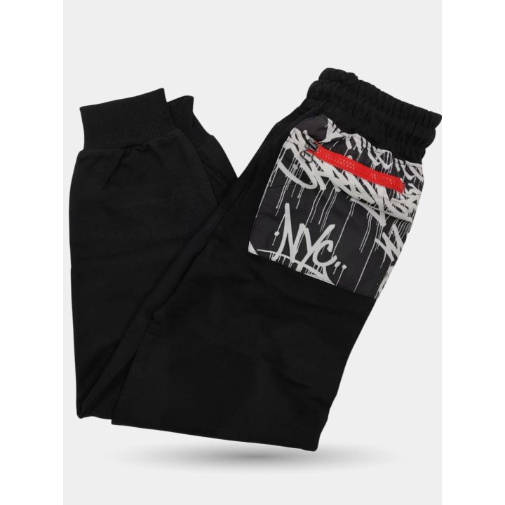 Pantalone tuta Sprayground nero visto di lato con tasca a graffiti