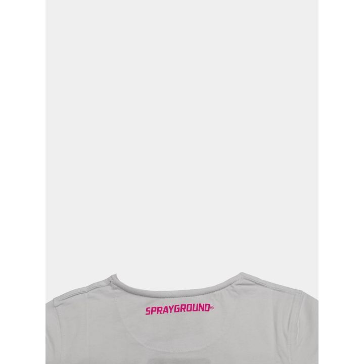 Dettaglio del logo Sprayground rosa sul retro della t-shirt