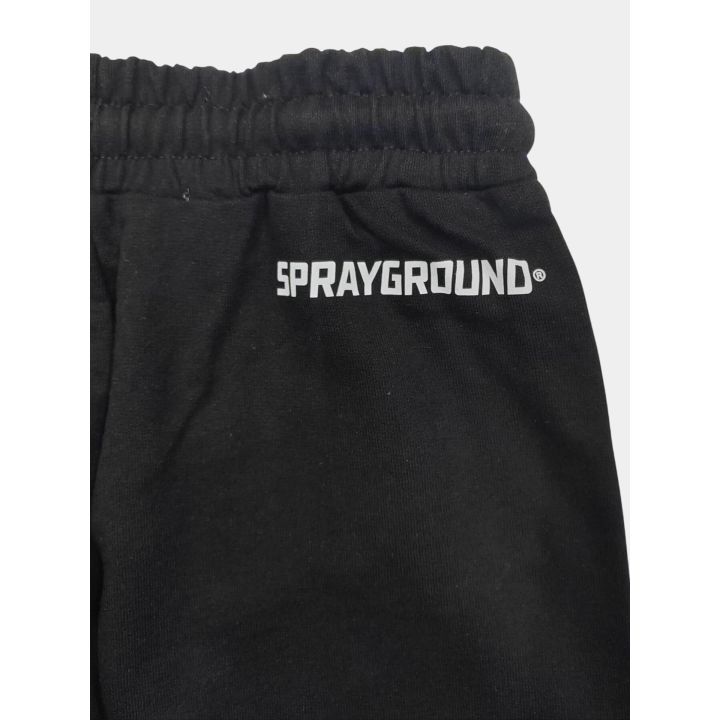 Dettaglio della scritta Sprayground sul retro dei pantaloncini