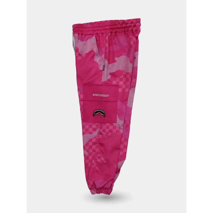 Pantalone tuta rosa visto di lato con logo e squalo sulla tasca cargo
