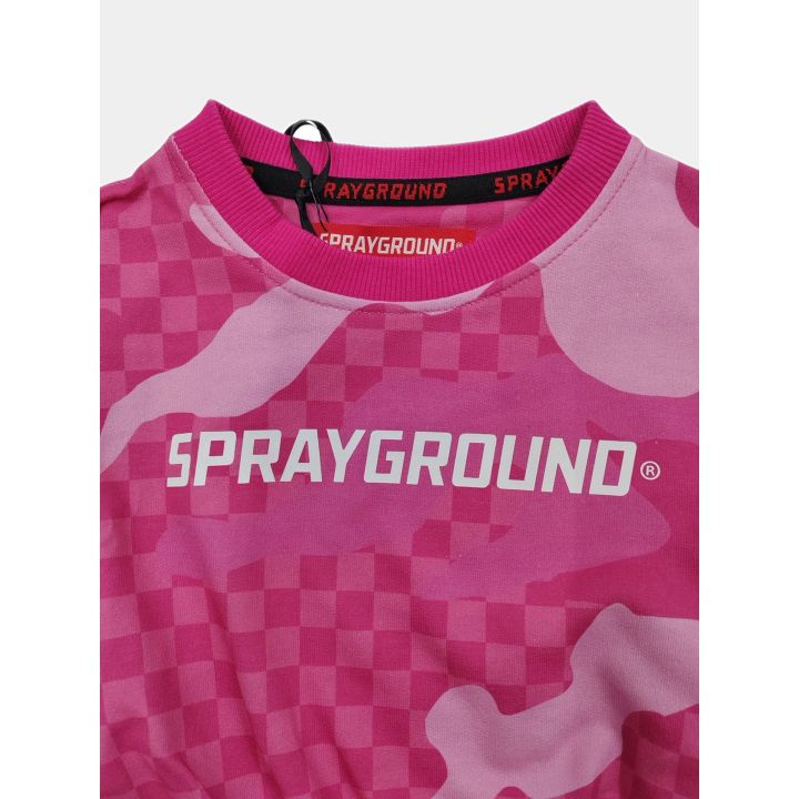 Dettaglio del collo fucsia e della scritta Sprayground bianca
