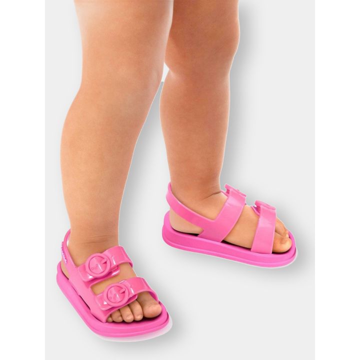Ciabatte Ipanema rosa con due fibbie, foto indossate