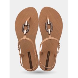 Ciabatte Ipanema ragazza beige con anello di brillantini viste dall'alto
