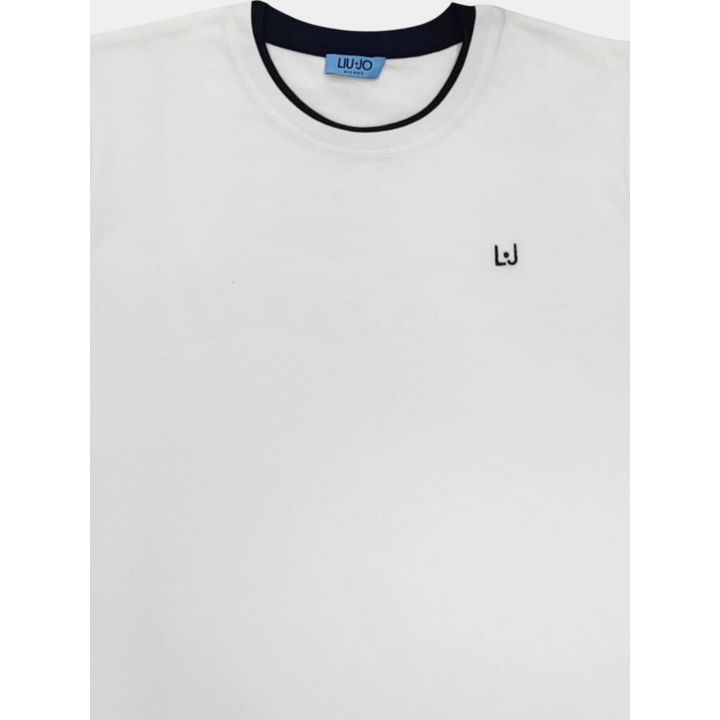 Dettaglio del girocollo blu e del logo LJ ricamato sulla t-shirt bianca