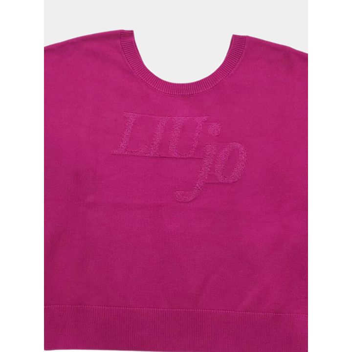 Dettaglio del logo Liu Jo jacquard in tono con filo glitter sulla maglia fucsia