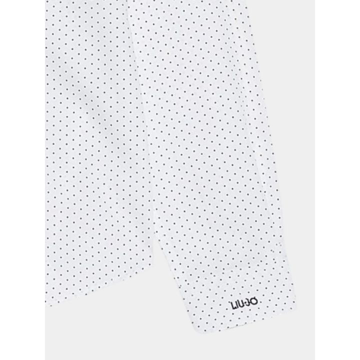 Dettaglio del polsino con la scritta Liu Jo ricamata sulla camicia a pois