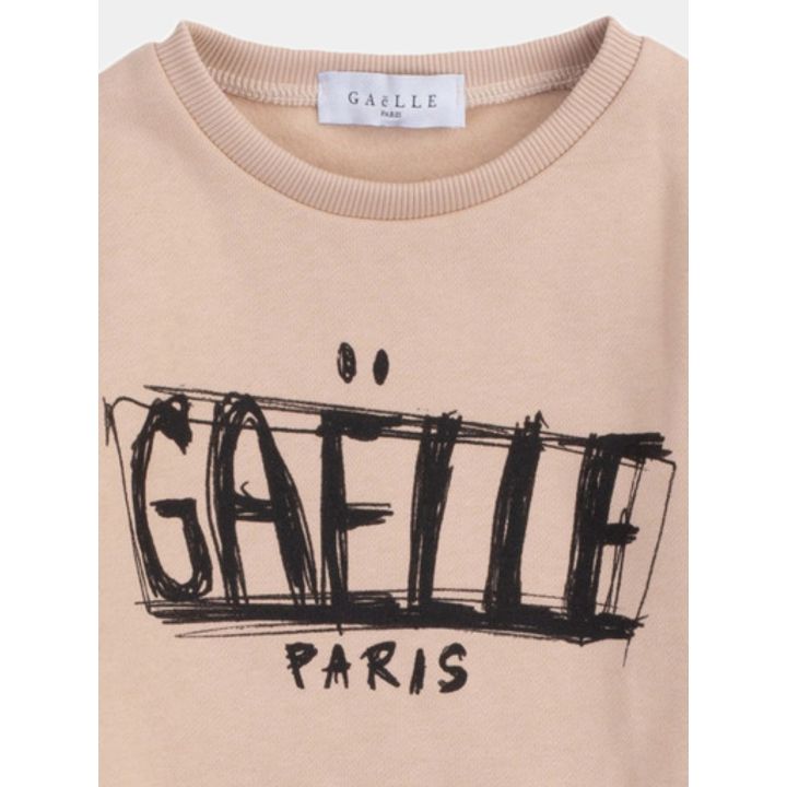 Dettaglio dello scollo e del logo Gaelle Paris nero