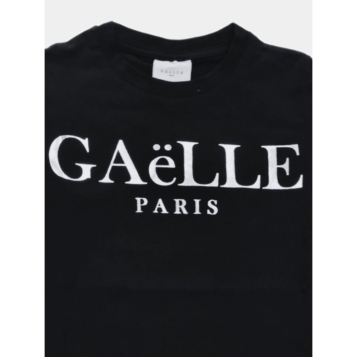 Dettaglio del logo Gaelle Paris stampato in argento sul petto
