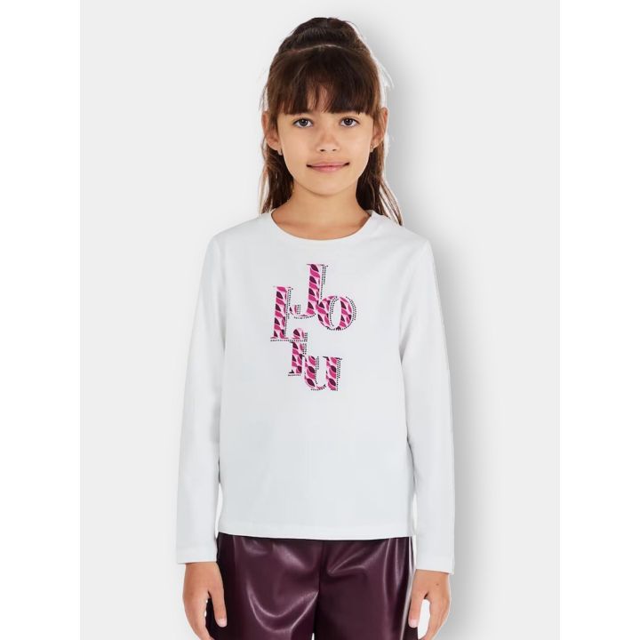 Ragazza con la t-shirt Liu Jo bianca a manica lunga e logo fucsia
