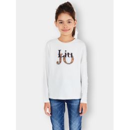 Ragazza con la t-shirt Liu Jo bianca a manica lunga e logo a quadri