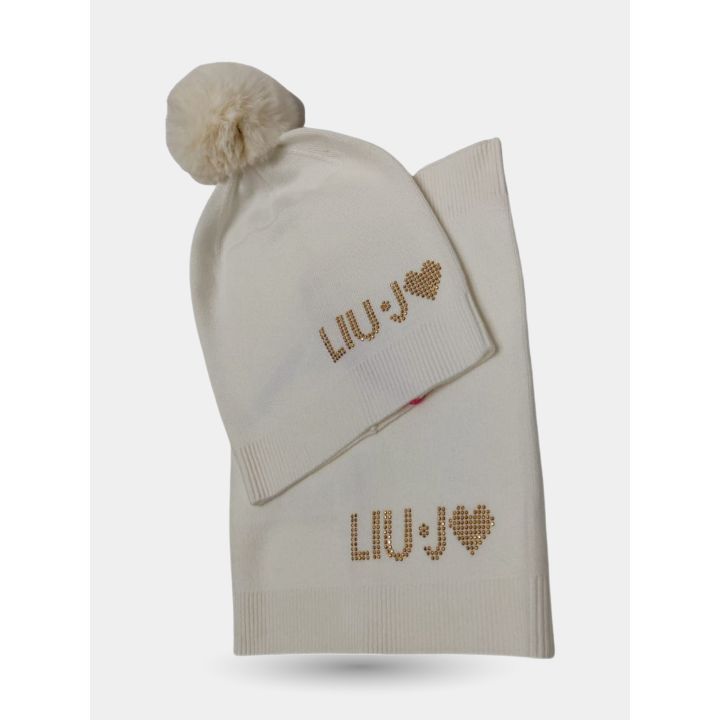 Cappello con pon pon e scaldacollo bianco panna, dettaglio del logo e cuore