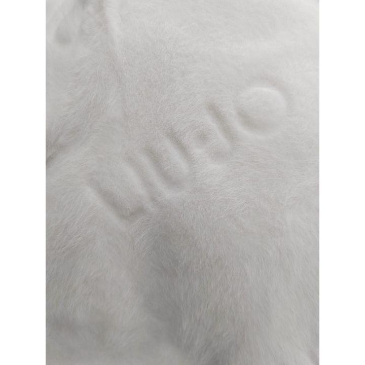 Dettaglio del logo Liu Jo in rilievo tono su tono sul pelo bianco
