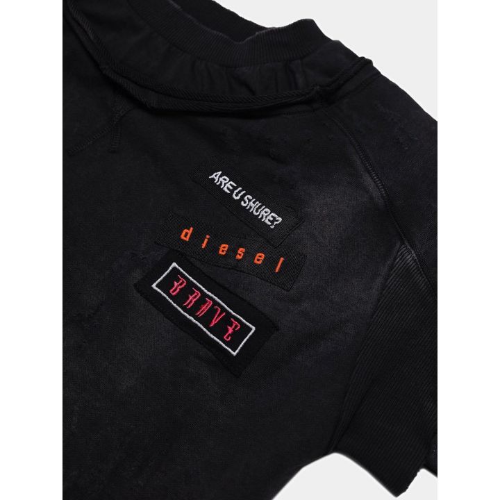Dettaglio delle patch Are U Shure, diesel e Brave sul petto