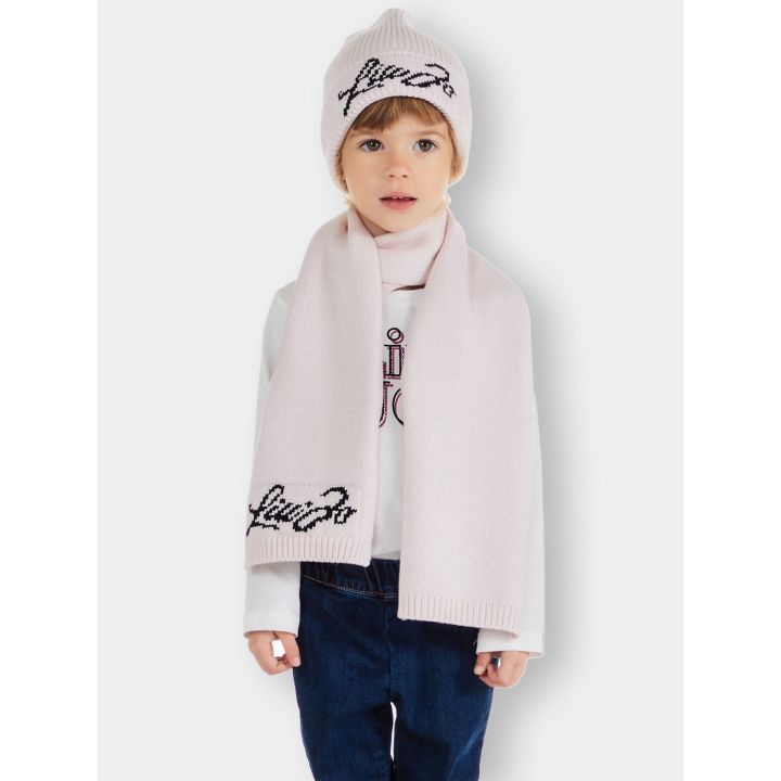 Sciarpa Liu Jo rosa indossata, abbinata a un cappello rosa con lo stesso logo