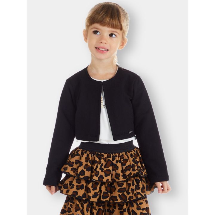 Bambina con la giacca corta Liu Jo nera aperta sopra la gonna leopardata