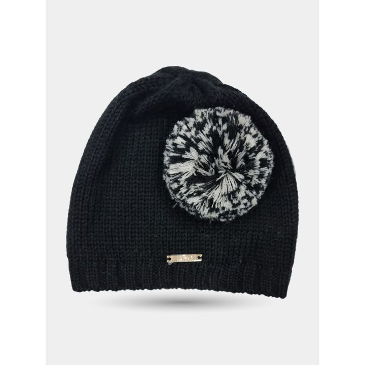 Cappello Liu Jo nero visto di fronte con pon pon e placchetta logo