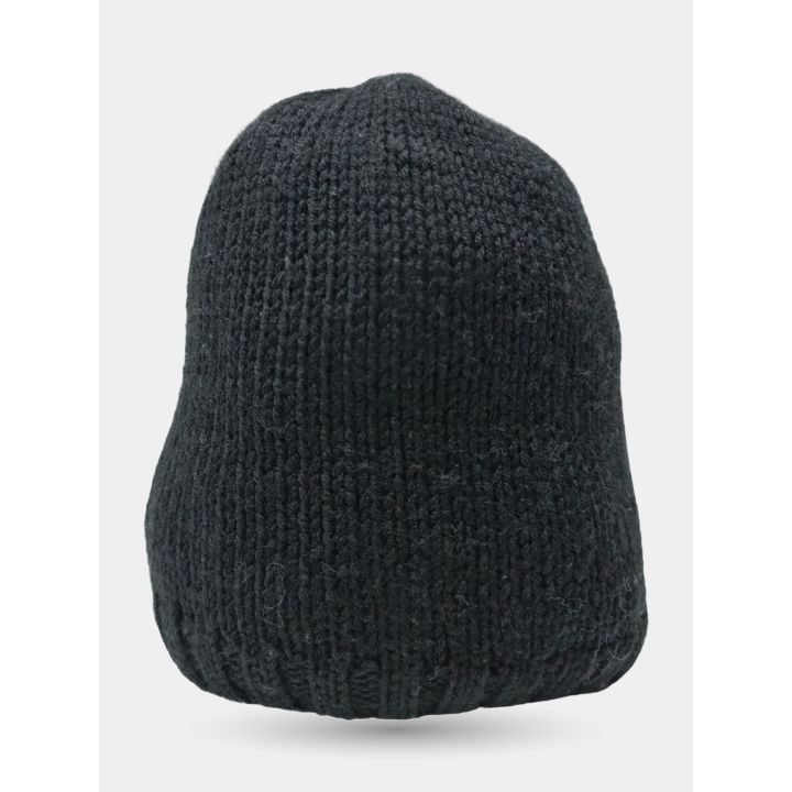 Cappello nero in maglia visto dal lato opposto al pon pon