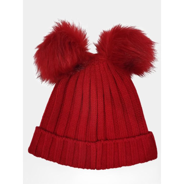 Cappello rosso a coste con i due pon pon a pelo lungo visto dall'alto