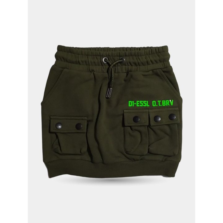 Gonna Diesel in felpa verde da ragazza vista frontale con tasche cargo