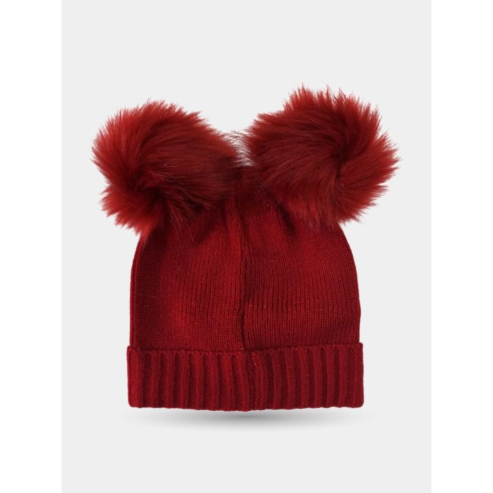 Cappello rosso con doppio pon pon visto dall'alto