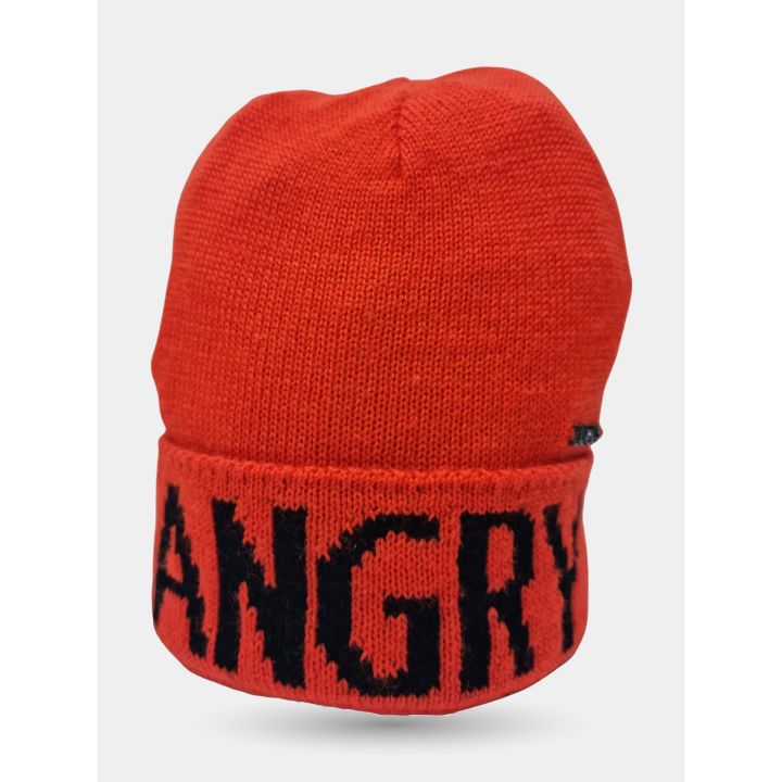 Cappello arancione in maglia con scritta ANGRY, vista di tre quarti