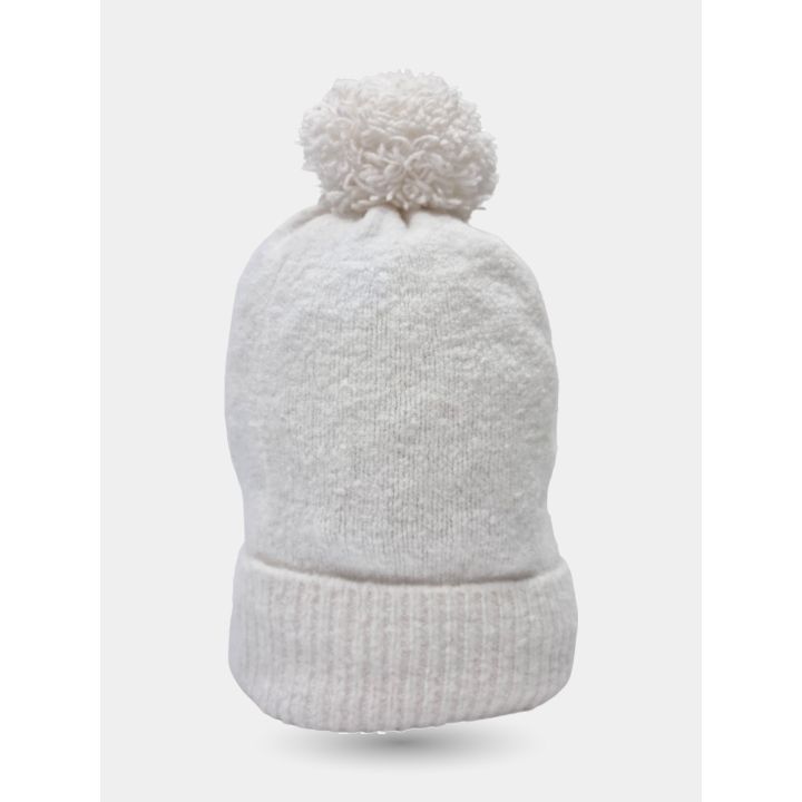 Cappello bianco panna in maglia con pon pon, visto da dietro