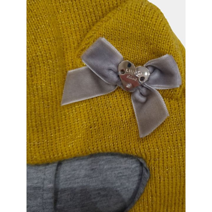 Dettaglio del fiocco grigio con cuore metallico logo Liu Jo e punto luce