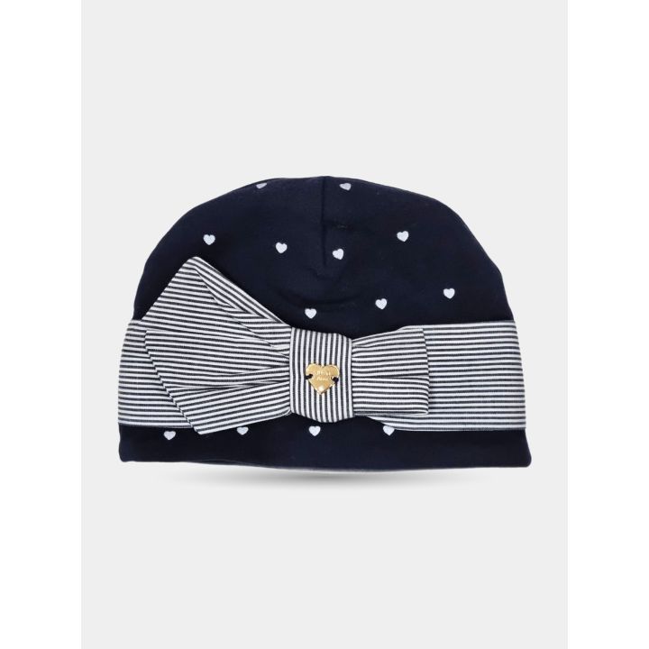 Cappellino blu a cuori bianchi con fiocco a righe, vista frontale