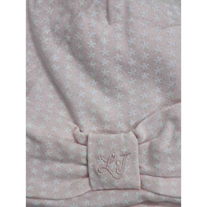 Dettaglio del fiocco con logo LJ ricamato in tono sul cappellino rosa