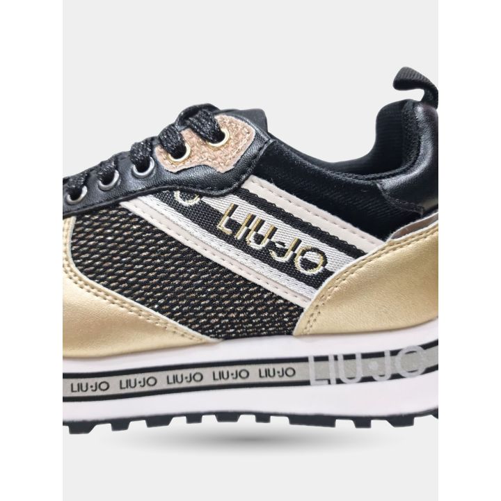 Dettaglio della fascia con logo Liu Jo e della rete nera glitter sulla sneaker