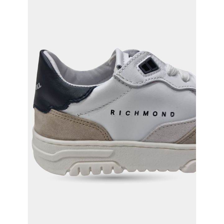 Dettaglio della scritta Richmond e del talloncino scuro sul fianco