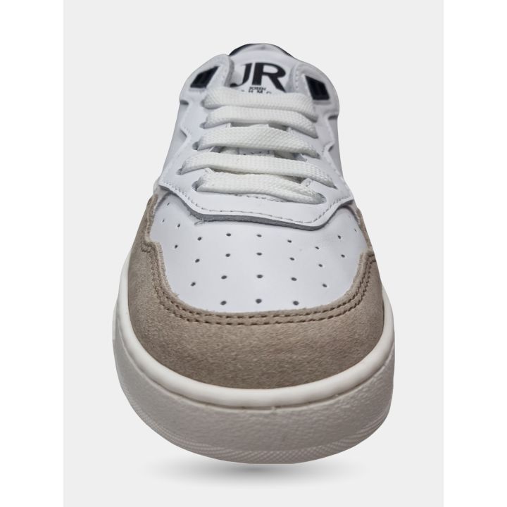 Punta traforata con inserto color sabbia delle sneakers avorio, vista frontale