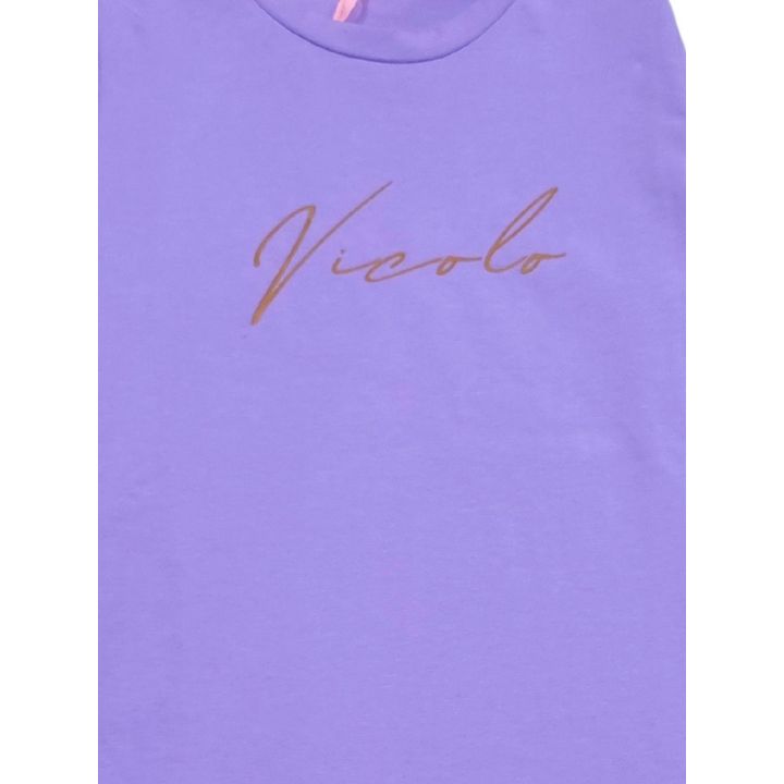 Dettaglio della firma Vicolo in corsivo color rame sulla t-shirt viola chiaro