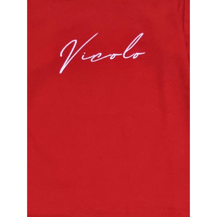 Dettaglio della scritta Vicolo bianca in corsivo sulla t-shirt rossa