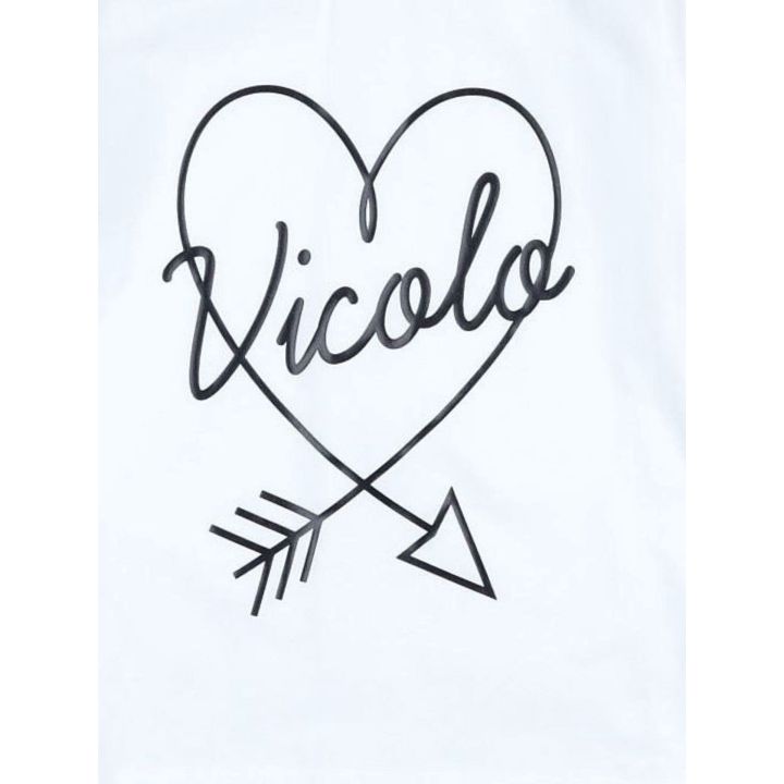 Dettaglio del grande cuore nero trafitto dalla freccia con logo Vicolo