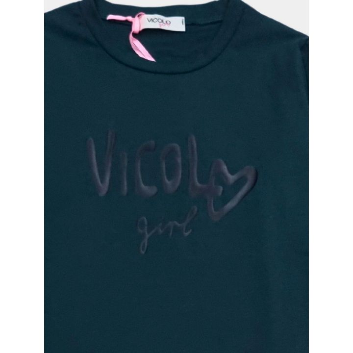 Dettaglio della scritta Vicolo Girl lucida con cuore sulla t-shirt verde petrolio