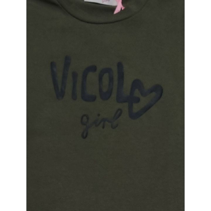 Dettaglio della scritta Vicolo Girl nera con cuore sulla t-shirt verde militare