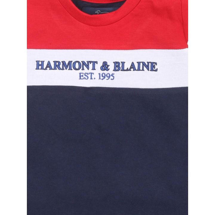 Dettaglio della scritta Harmont & Blaine sulla fascia bianca
