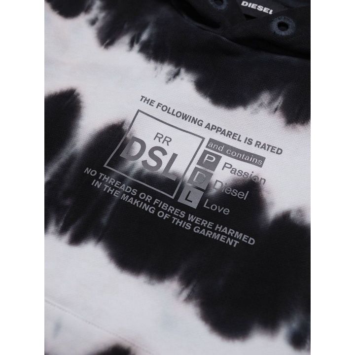 Dettaglio della stampa riflettente DSL sulla felpa tie-dye