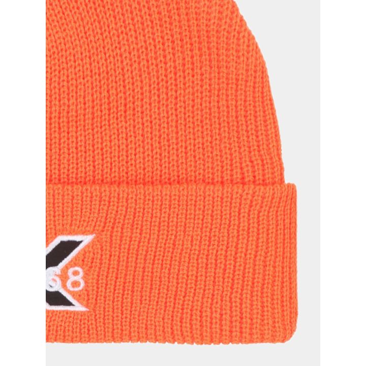Dettaglio della maglia a coste e del risvolto del cappello arancione