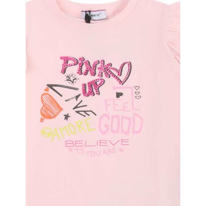 Dettaglio delle scritte colorate e del logo Pinko Up in brillantini fucsia