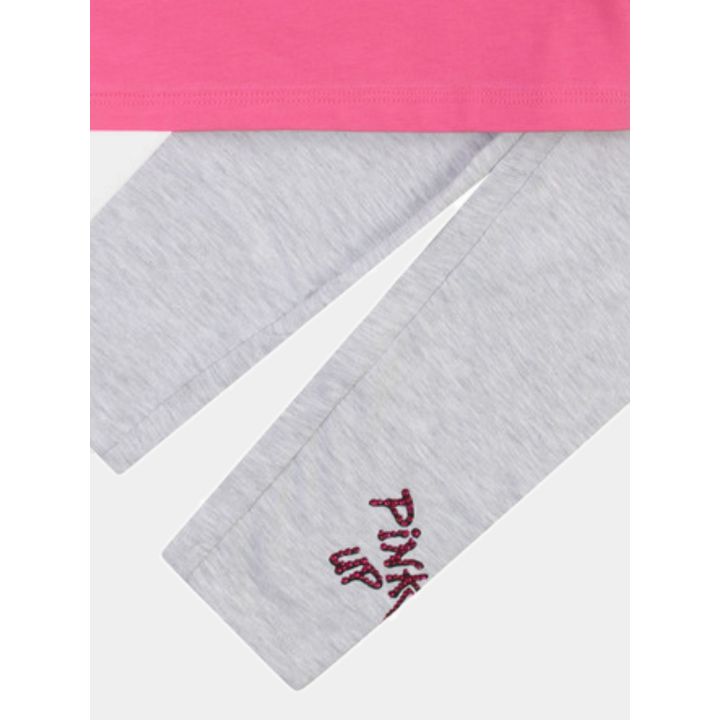 Dettaglio del logo Pinko Up in brillantini sui leggings grigi