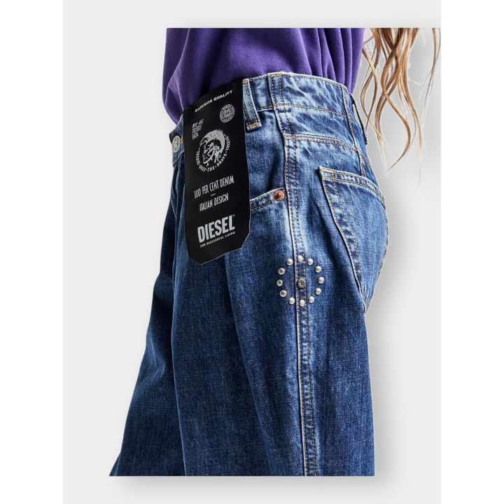 Dettaglio del cerchio di borchie sul fianco del jeans Diesel