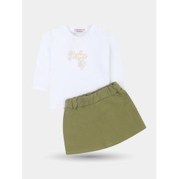 Completo Pinko con t-shirt bianca a maniche lunghe e gonna verde, vista frontale