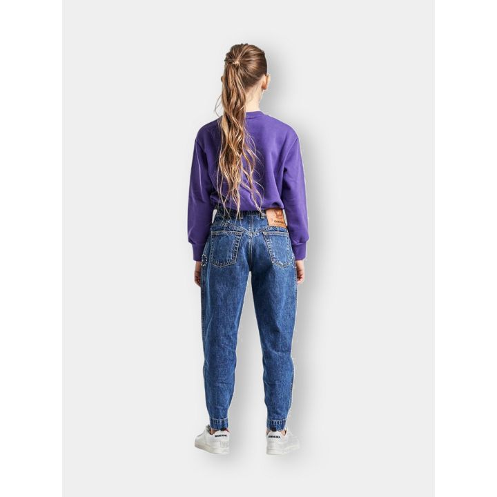 Jeans boyfriend Diesel indossato, vista da dietro con felpa viola