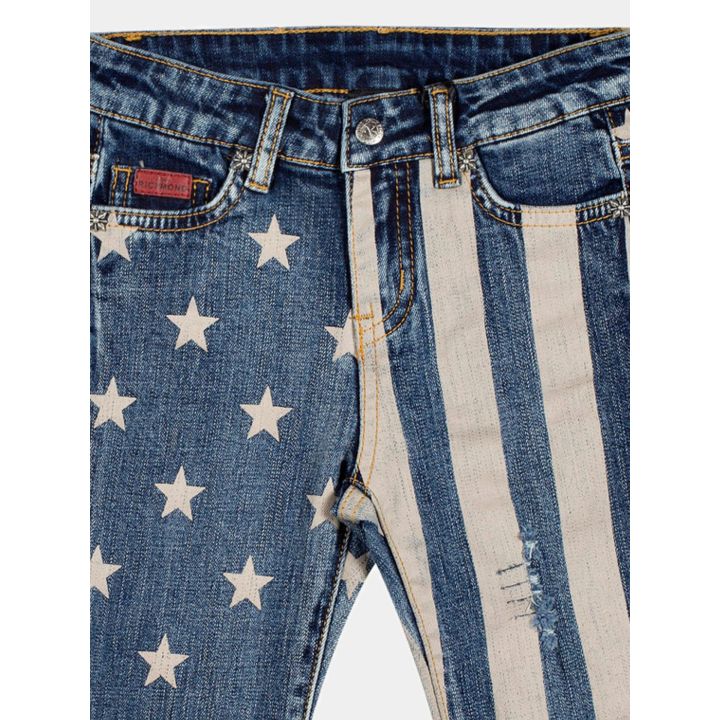 Dettaglio delle stelle e delle strisce sul davanti del jeans John Richmond