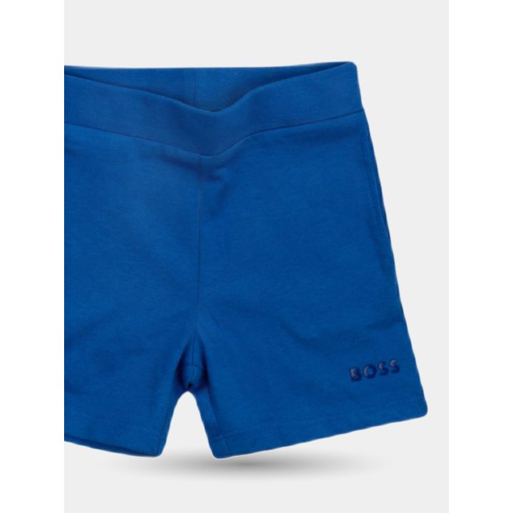 Dettaglio del pantaloncino blu con logo BOSS in tono