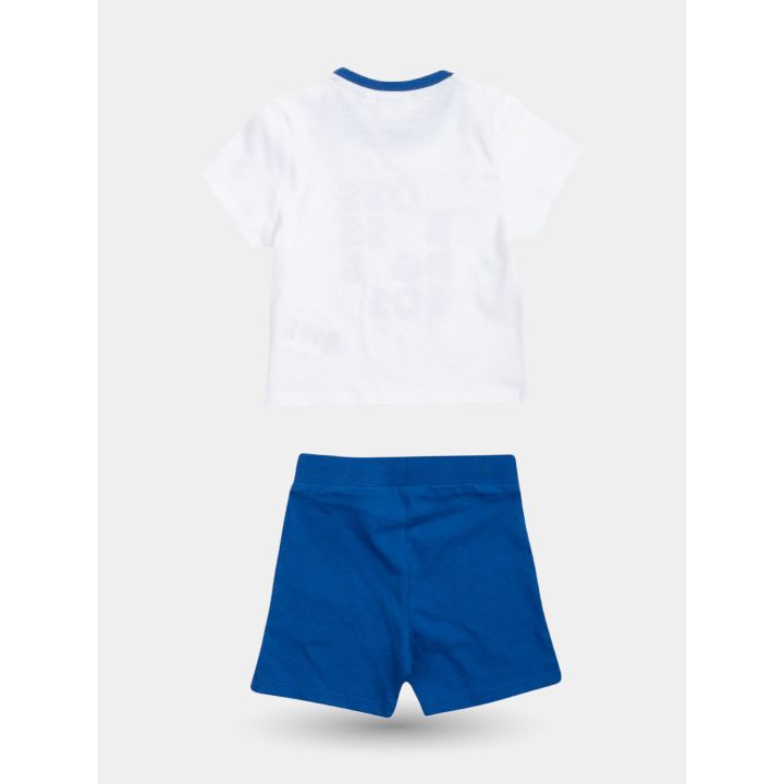 Retro del completo Hugo Boss con t-shirt bianca e pantaloncino blu