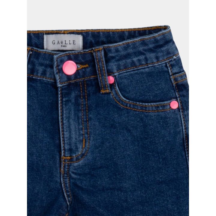 Dettaglio della vita con bottone rosa fluo ed etichetta Gaelle Paris